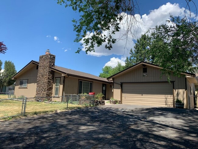 Primary Photo - 3 Bedroom, 2 bath home in Sunset Village