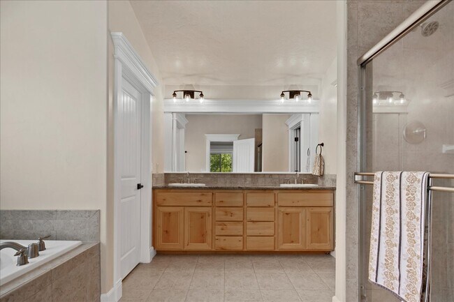 Building Photo - 581 N Devon Pl