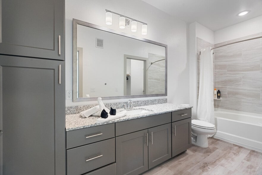 Building Photo - 12100 1/2 Ferrystone Glen Drive-SI FL3-ID1240331P