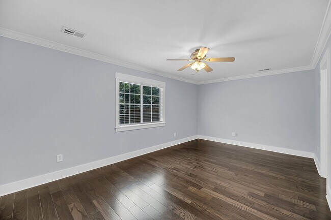Building Photo - Centrally Located and Beautifully Renovate...