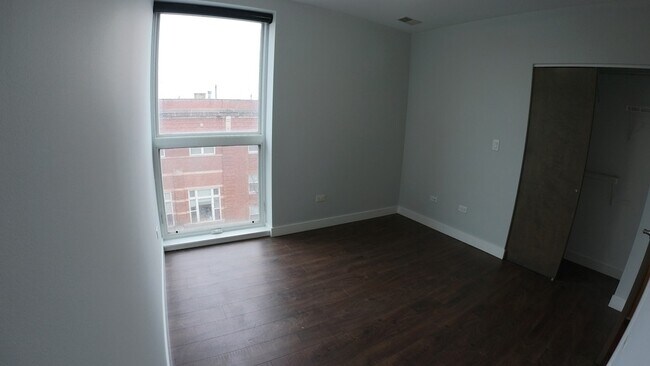 Building Photo - 3301 N Sheffield Ave