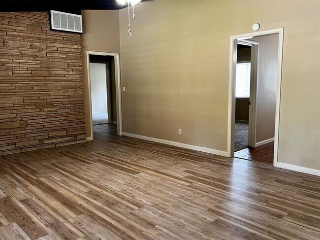 Building Photo - 818 W Timberdell Rd