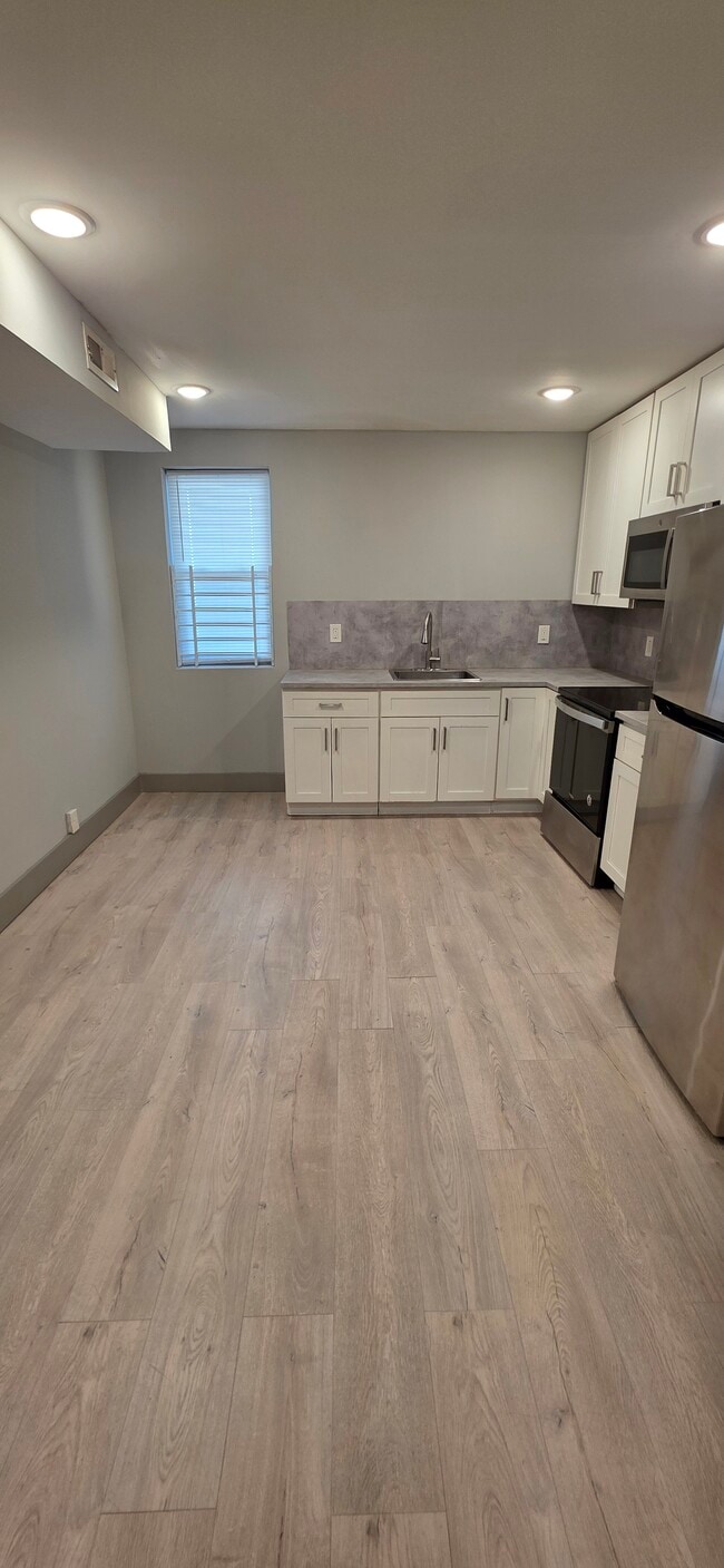 Building Photo - 533 N Belnord Ave