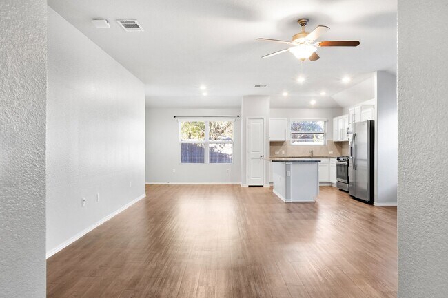 Building Photo - Charming Home with Elegant Granite Countertops and Cabinets!