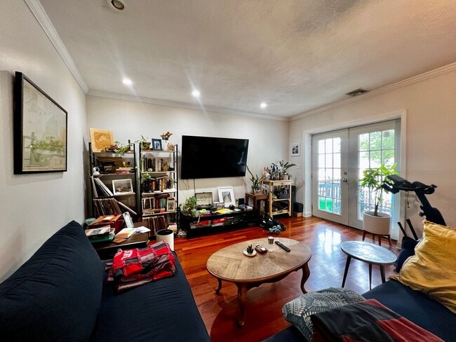 Building Photo - Stylish Top-Floor 2-Bedroom Condo with Pri...