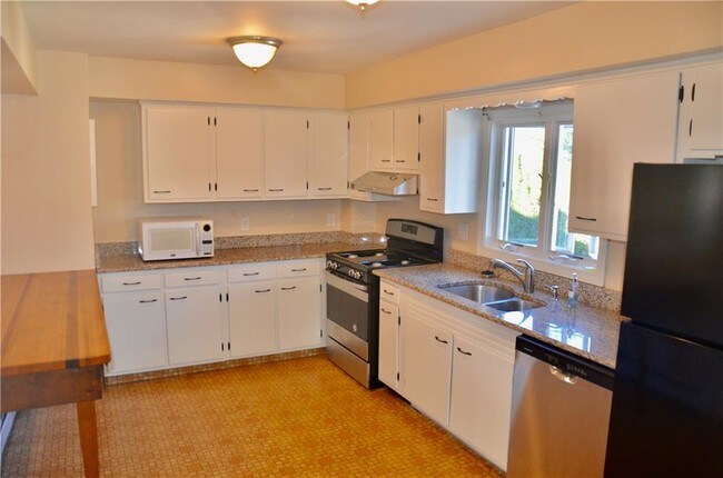 Building Photo - 15 Halsey St