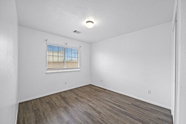 Building Photo - 8131 Golden Trace Ct
