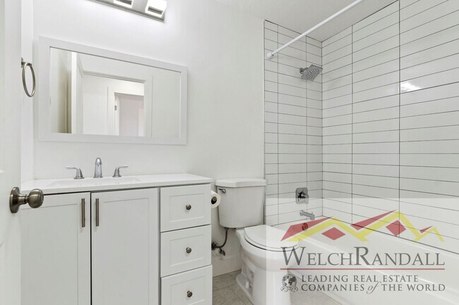 Building Photo - 3 Bed 1 Bath Available Duplex in Murray! $...