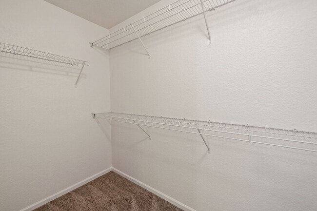 Building Photo - Well maintained pet friendly townhome, close to downtown.