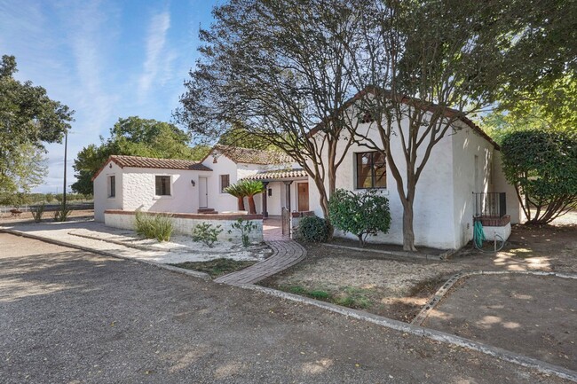 Building Photo - Beautiful Spanish Style home