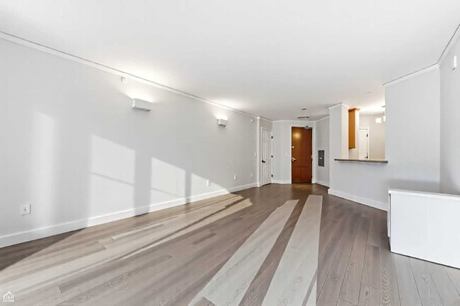 Building Photo - 420 E Waterside Dr