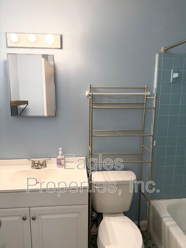 Building Photo - 224 Herbert St