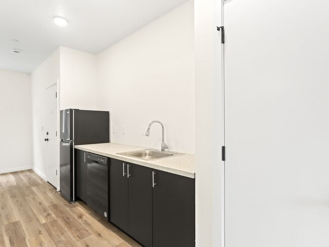 Building Photo - Vancouver Townhouses - Get 1 Month Free!