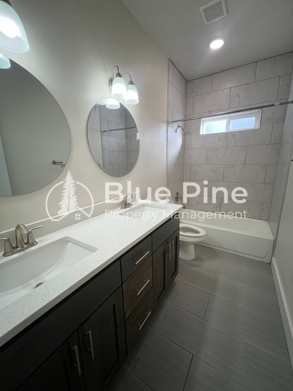 Building Photo - 323 Gladstone St