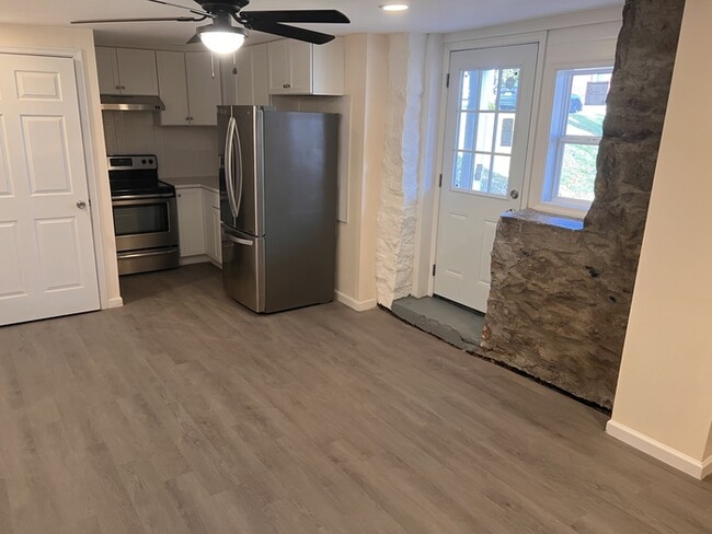 Building Photo - Remodeled 2 bed, 1 bath with laundry