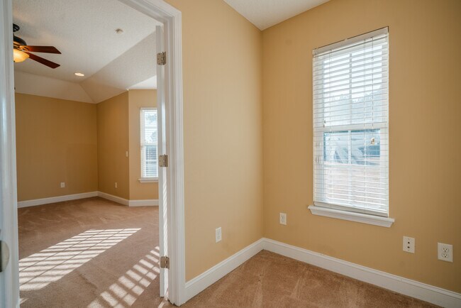 Building Photo - 59 Forest St NE