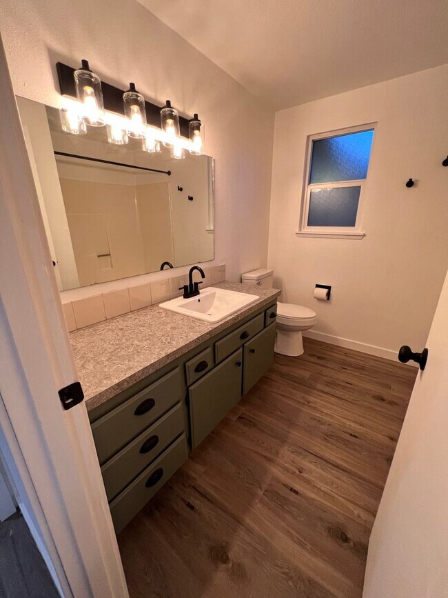 Building Photo - Duplex Must See Stunning Updated 2BR/1BA/1 car garage Avail. June 5th