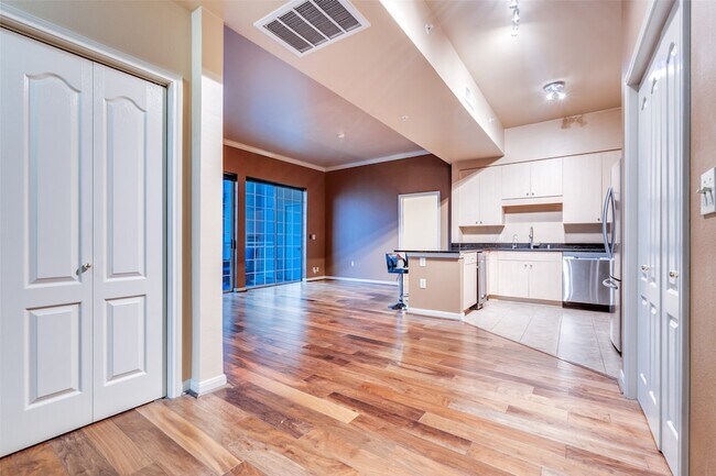 Building Photo - 3225 Turtle Creek Blvd