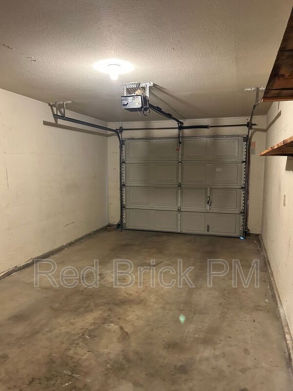 Building Photo - 1378 Queens Cir