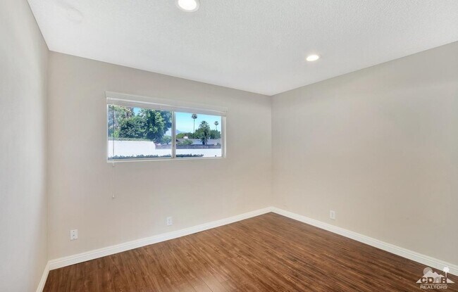 Building Photo - Central Palm Desert Home (3b/2b)