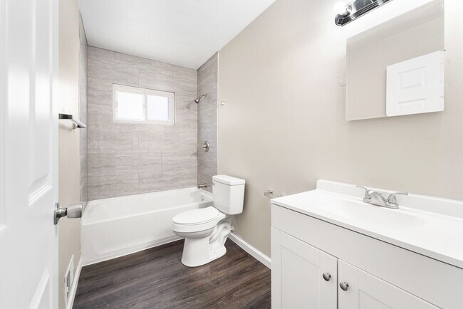 Building Photo - 422 Farmington Rd