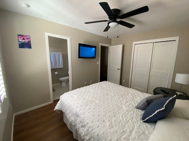 Building Photo - 4200 Camelot Hts