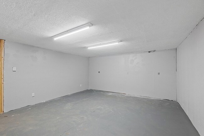 Building Photo - 18 1st St