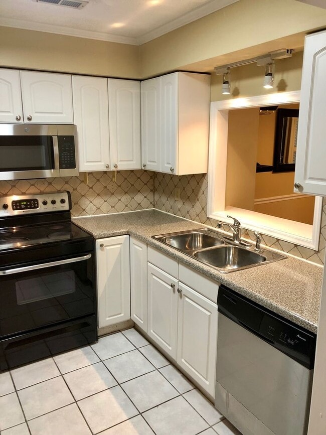 Building Photo - 3 BR 2 Bath Townhome