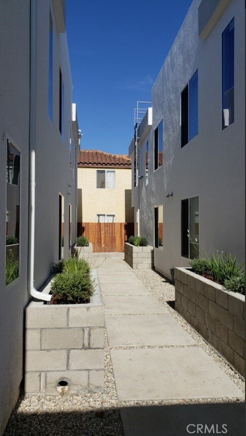 Building Photo - 2051 W Florence Ave