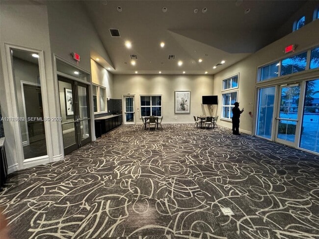 Building Photo - 950 Hillcrest Dr
