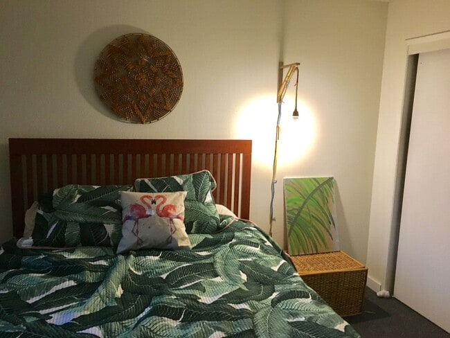 Building Photo - Updated, upstairs 2-bdrm/1-bath triplex apt—On-site w/d, off-street parking, near downtown St. Johns