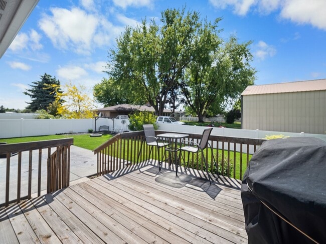 Building Photo - Beautiful home 5MILE/Big Yard & Garage (Furnished)