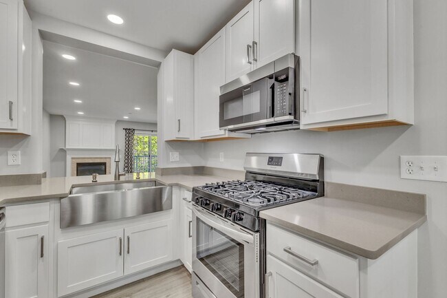 Building Photo - Stylish Condo Near Van Dorn Metro with Dual En Suites