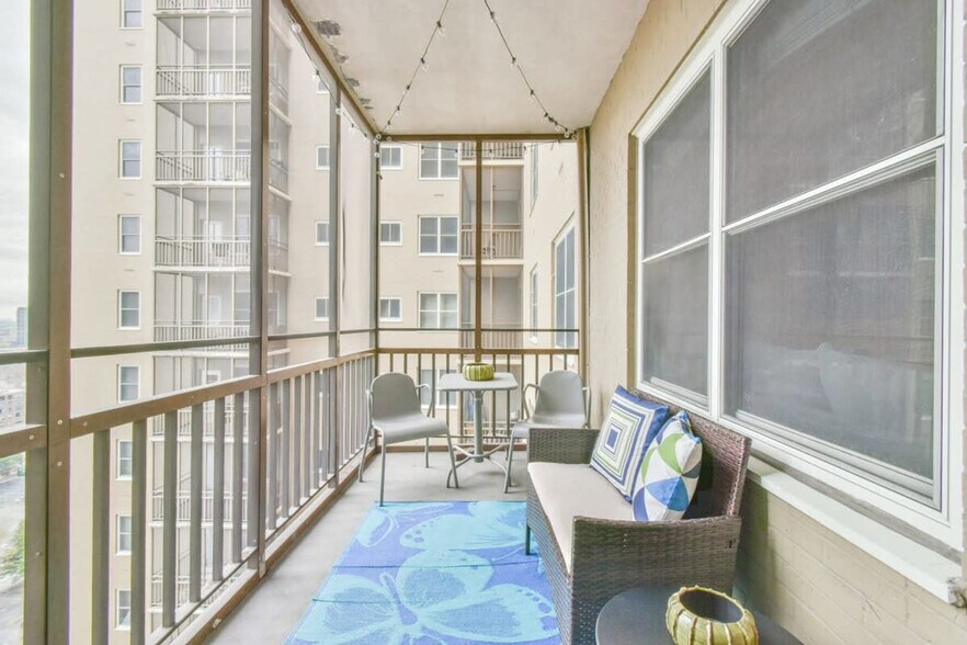 Building Photo - 300 W Peachtree St NW