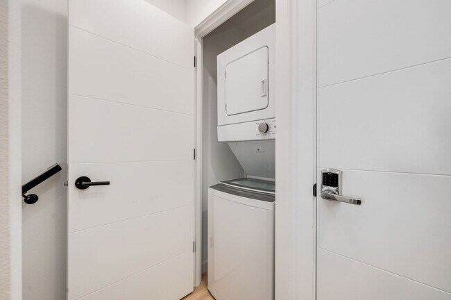 Building Photo - 764A Belmont Pl E