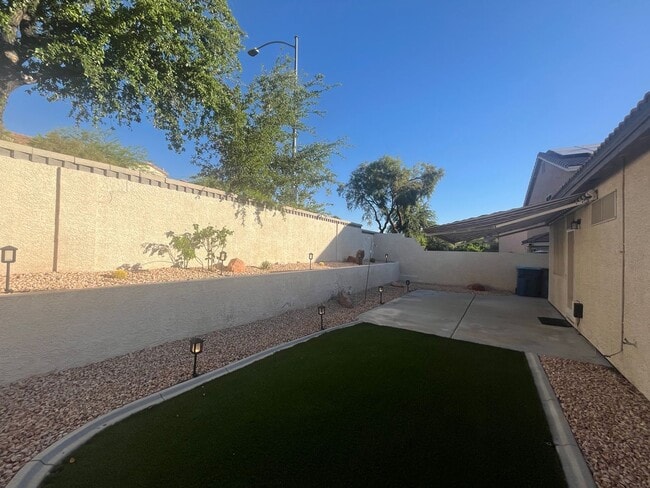 Building Photo - single story, 3 bed, 2 bath, 2 car garage in gated community in Summerlin