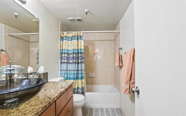 Building Photo - Bright And Spacious 2 Bed 2 Bath Condi With Balcony In Vibrant Highpointe