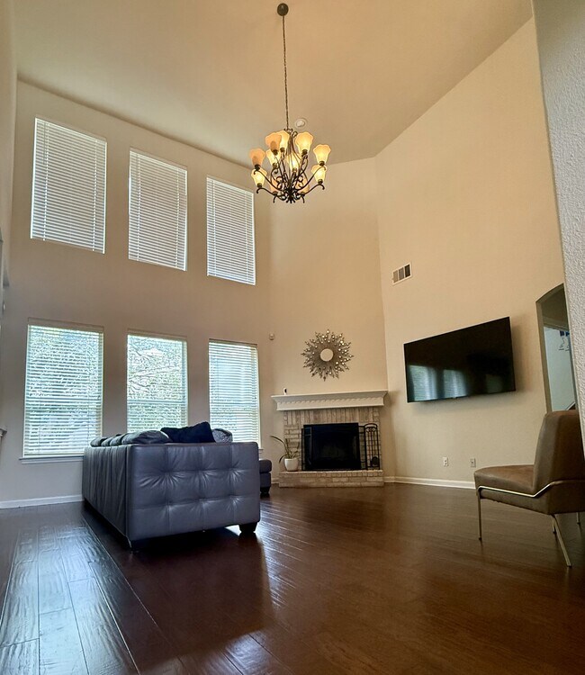 Building Photo - 510 Roble Fino