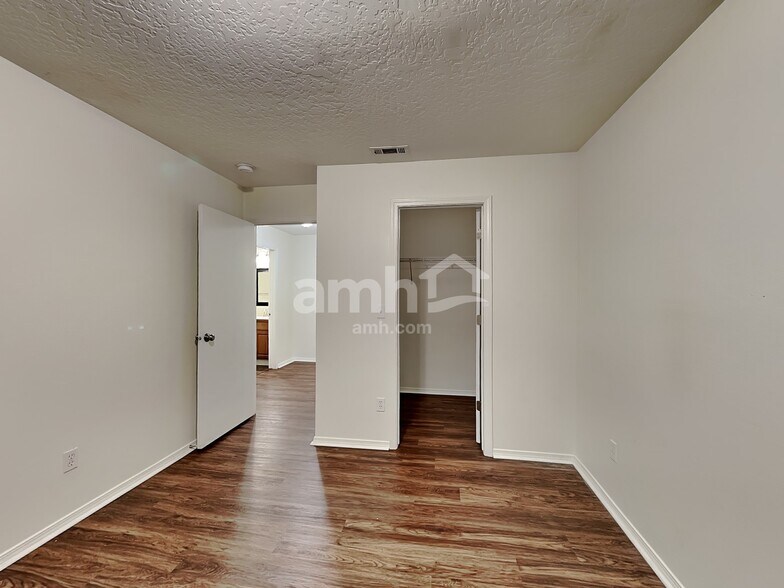 Building Photo - 1211 N Cambrick Dr