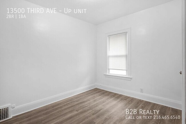 Building Photo - 13500 THIRD AVE-Up unit