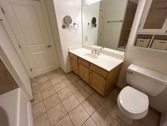 Building Photo - 1 Bed | 1.5 Bath Downtown Raleigh Condo - ...