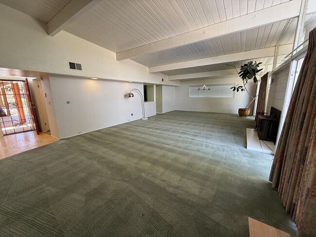 Building Photo - High Desert Retreat- 3 Bedrooms, 2 Bathroo...