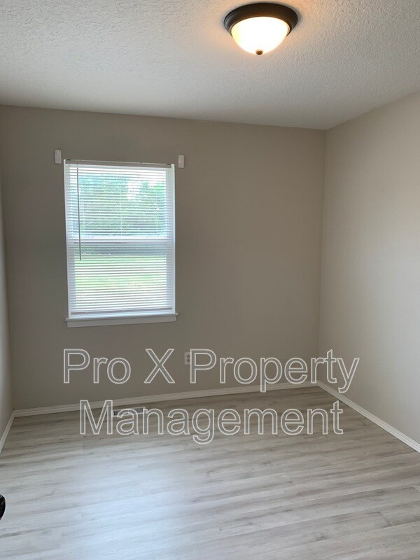 Building Photo - 3802 College View Dr