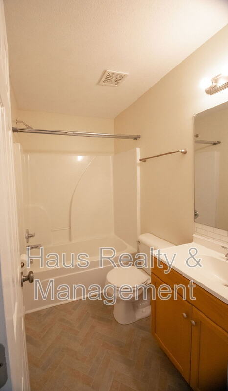Building Photo - 955 Russet Dr