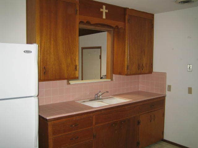 Building Photo - 2 bedroom 1 bath Cute home and Large Backy...