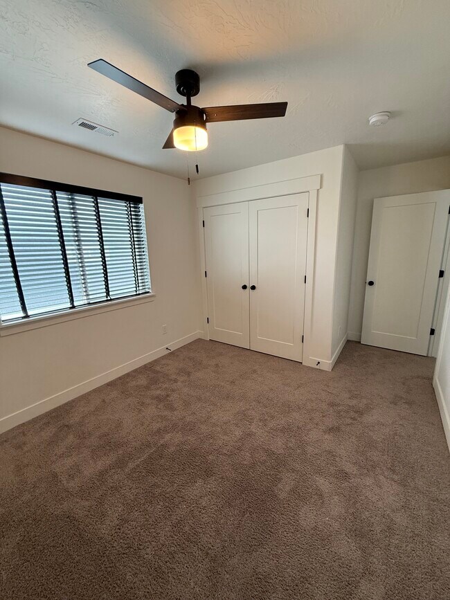 Building Photo - 4724 E Lk Cor Dr