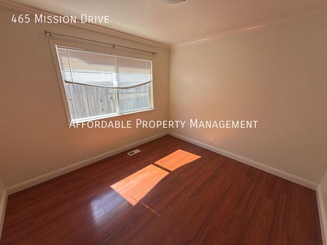 Building Photo - 465 Mission Dr