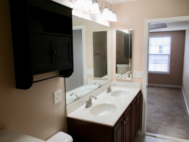 Building Photo - Three bedroom, 2 1/2 bath, 1776 sq. ft.tow...