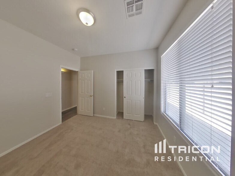 Building Photo - 4333 E Ivanhoe St