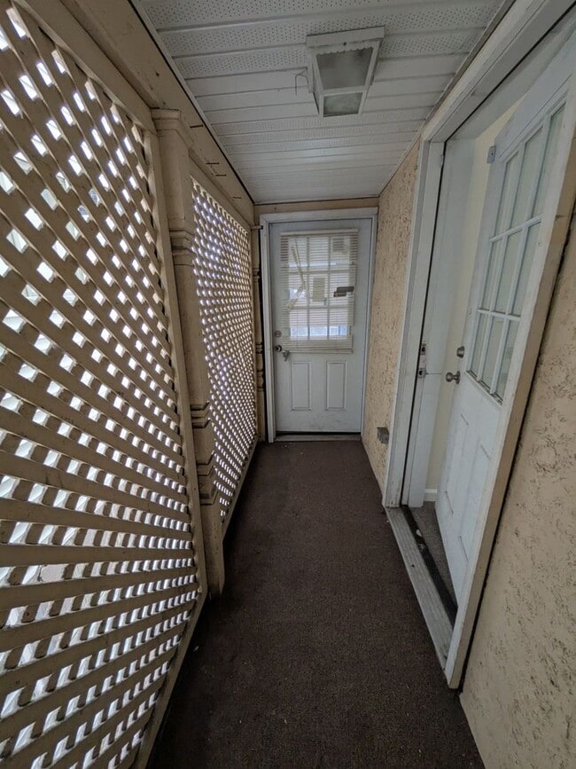 Building Photo - 643 Monroe Ave